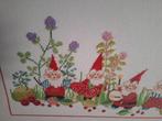 Geborduurd schilderij kabouters, rode lijst, Ophalen, Gebruikt, 50 tot 75 cm, Schilderij
