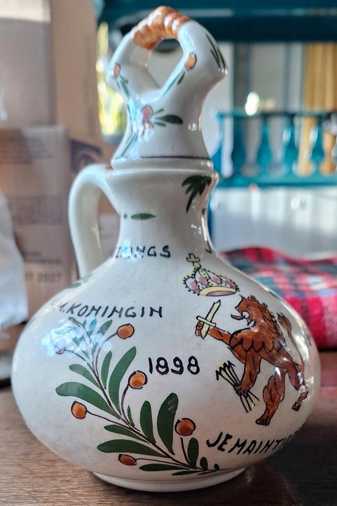 Kannetje Potterij De Anjer - Wilhelmina Jubileum, Antiek en Kunst, Antiek | Keramiek en Aardewerk, Ophalen of Verzenden