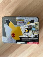 Pokemon Celebrations Collectors Chest Tin Nieuw Sealed, Hobby en Vrije tijd, Verzamelkaartspellen | Pokémon, Nieuw, Foil, Ophalen of Verzenden