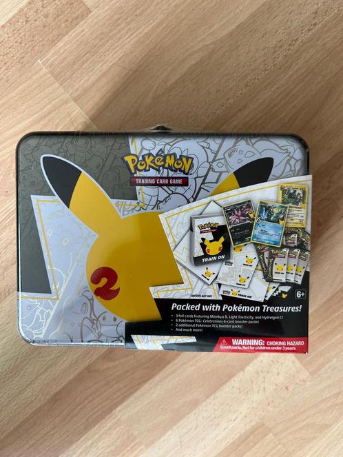 Pokemon Celebrations Collectors Chest Tin Nieuw Sealed, Hobby en Vrije tijd, Verzamelkaartspellen | Pokémon, Nieuw, Boosterbox