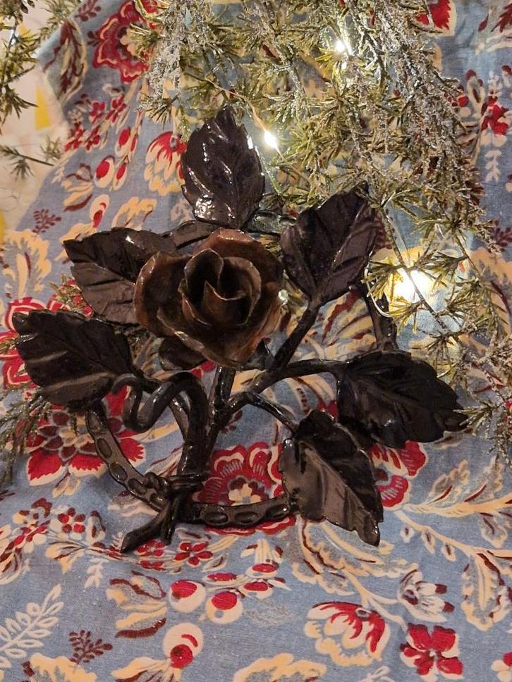 Smeedijzeren haak- rond/bladeren- midden bruine roos., Antiek en Kunst, Curiosa en Brocante, Verzenden