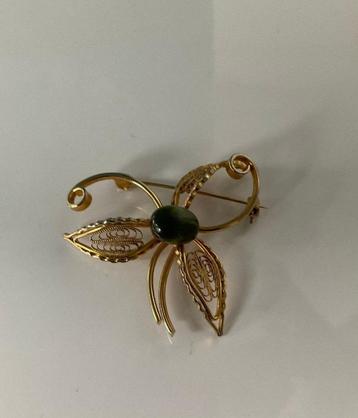 broche vintage filigrain bloem  jade groen steen verguld  beschikbaar voor biedingen