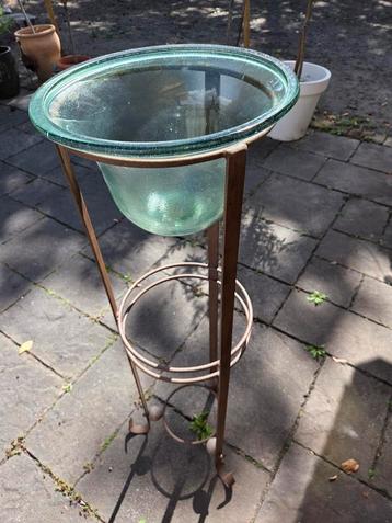 Brocante houder met glazen stolp beschikbaar voor biedingen
