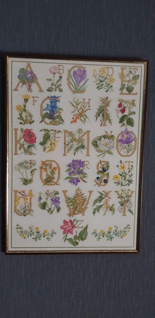 Geborduurd Alfabet Schilderij - Bloemmotief, Antiek en Kunst, Antiek | Kleden en Textiel, Ophalen of Verzenden