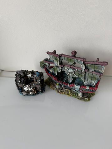 Aquarium decoratie – groot scheepswrak + rots met ton beschikbaar voor biedingen