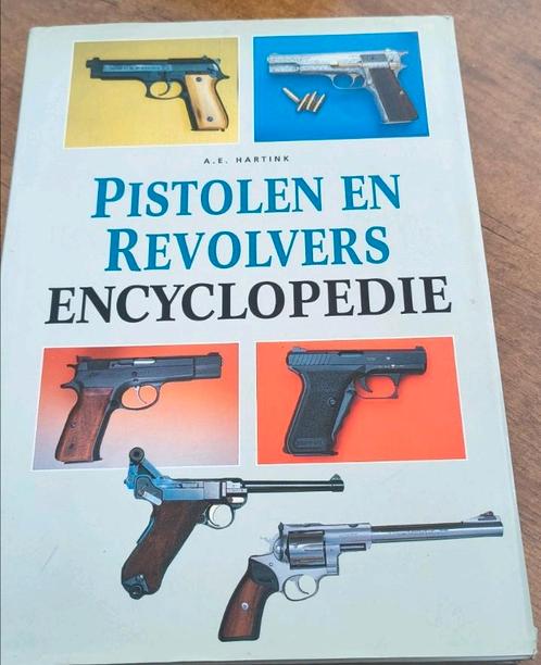 Geillustreerde pistolen en revolvers encyclopedie, Boeken, Overige Boeken, Zo goed als nieuw, Ophalen of Verzenden