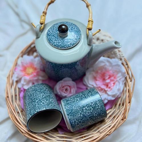 Theepot en keramische theekopjes, Antiek en Kunst, Antiek | Servies compleet, Ophalen of Verzenden