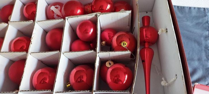 KERST KOMT ERAAN.MOOIE KERSTDOOS MET 70 ROOD/GOUDEN BALLEN., Hobby en Vrije tijd, Overige Hobby en Vrije tijd, Zo goed als nieuw