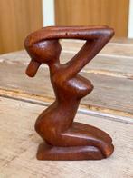 Klein houten beeldje. Naakte zittende zonnende vrouw., Ophalen