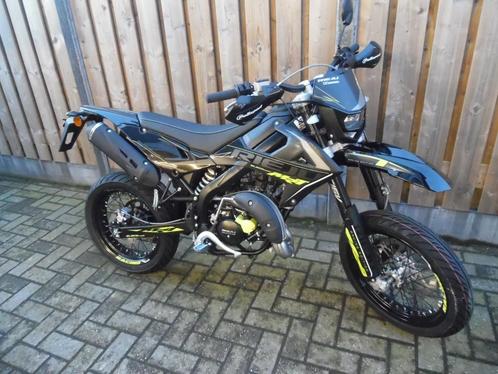 Rieju MRT 50 Trophy BLACKFLUOR 2025 0 km NIEUW !!!!, Fietsen en Brommers, Brommers | Derbi, Nieuw, Ophalen of Verzenden