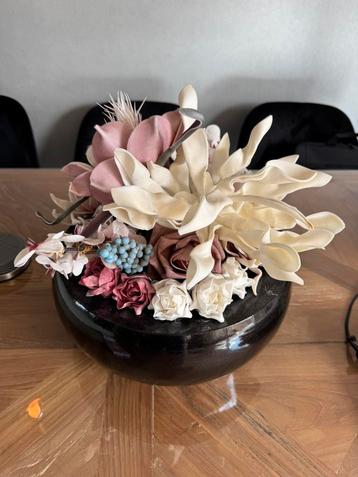 Vaas met bloemen decoratie beschikbaar voor biedingen