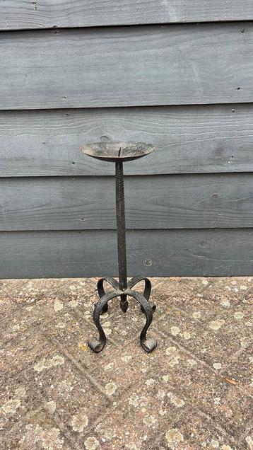 Metalen kandelaar beschikbaar voor biedingen