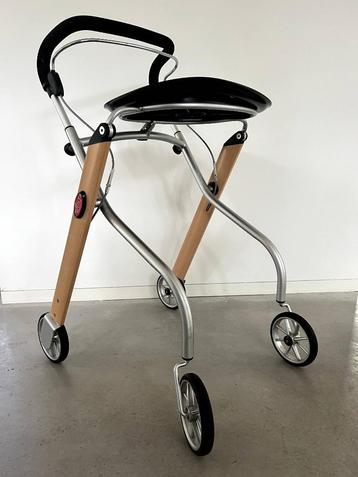 Binnen rollator met dienblaadje beschikbaar voor biedingen
