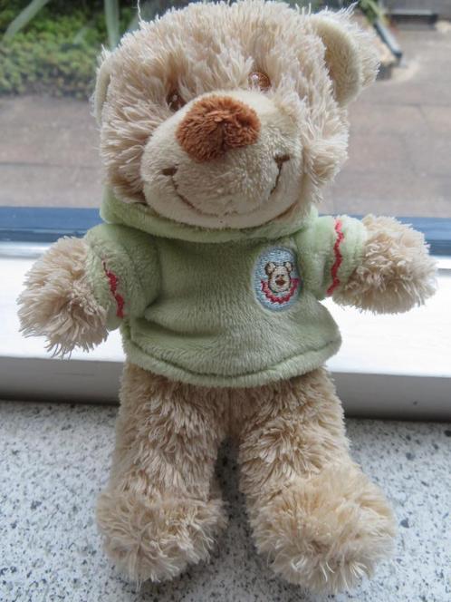 Beertje merk Nicotoy met groen shirtje rammelt meet ca 17 cm, Kinderen en Baby's, Speelgoed | Knuffels en Pluche, Zo goed als nieuw