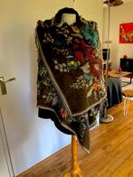 Zeer grote 100 procent wollen 🐑 geborduurde shawl, Verzenden, Maat 46/48 (XL) of groter, Nieuw, Sjaal