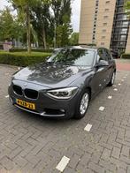 BMW 1-Serie 114I 75KW 5-DR 2014 Grijs - 130.000 KM (NAP), Auto's, BMW, 1-Serie, Zwart, 4 cilinders, 1200 kg