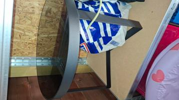 Zwart met zwart glas bijzet tafeltje beschikbaar voor biedingen