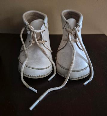 Vintage witte baby (poppen)schoentjes beschikbaar voor biedingen
