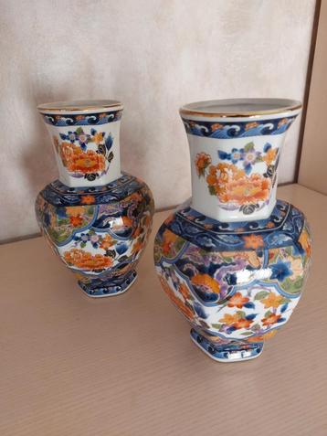 Japans porseleinen vazen met bloemdessin beschikbaar voor biedingen