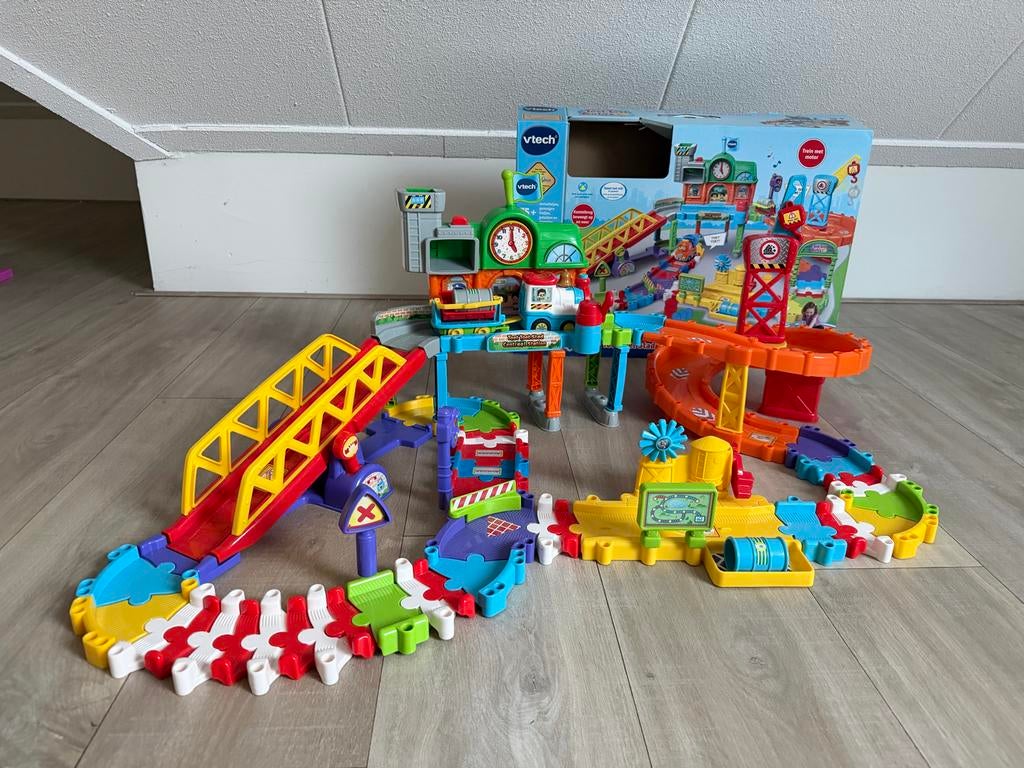 Toet Toet Treinstation met Trein en Aanhanger, Kinderen en Baby's, Speelgoed | Vtech, Ophalen of Verzenden, Zo goed als nieuw
