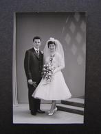 Trouwfoto / bruidspaar; jaren ’50-’60, korte jurk petticoat, Gebruikt, Foto, Ophalen of Verzenden, 1940 tot 1960