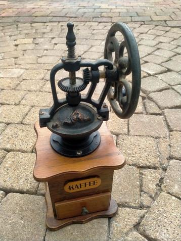 Decoratieve koffiemolen met draaiwiel  beschikbaar voor biedingen