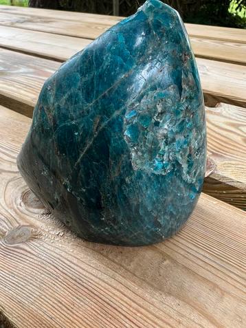 Blauw/groen Apatiet sculptuur half gepolijst/half ruw 600 gr beschikbaar voor biedingen