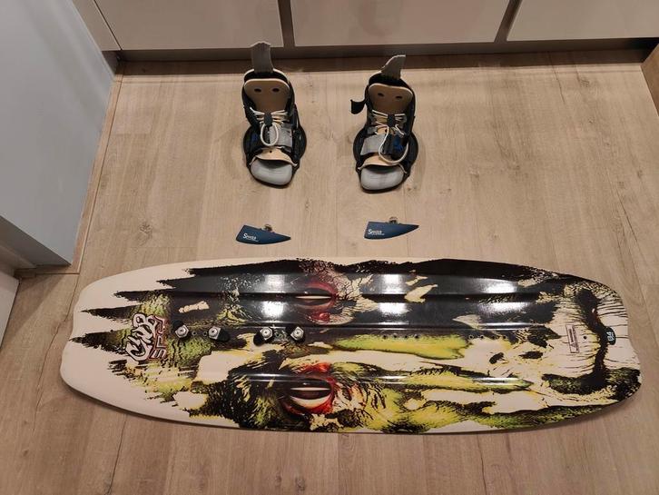 Wakeboard (134cm) van CWB met Hyperlite bindingen, Watersport en Boten, Wakeboarden, Zo goed als nieuw, Ophalen
