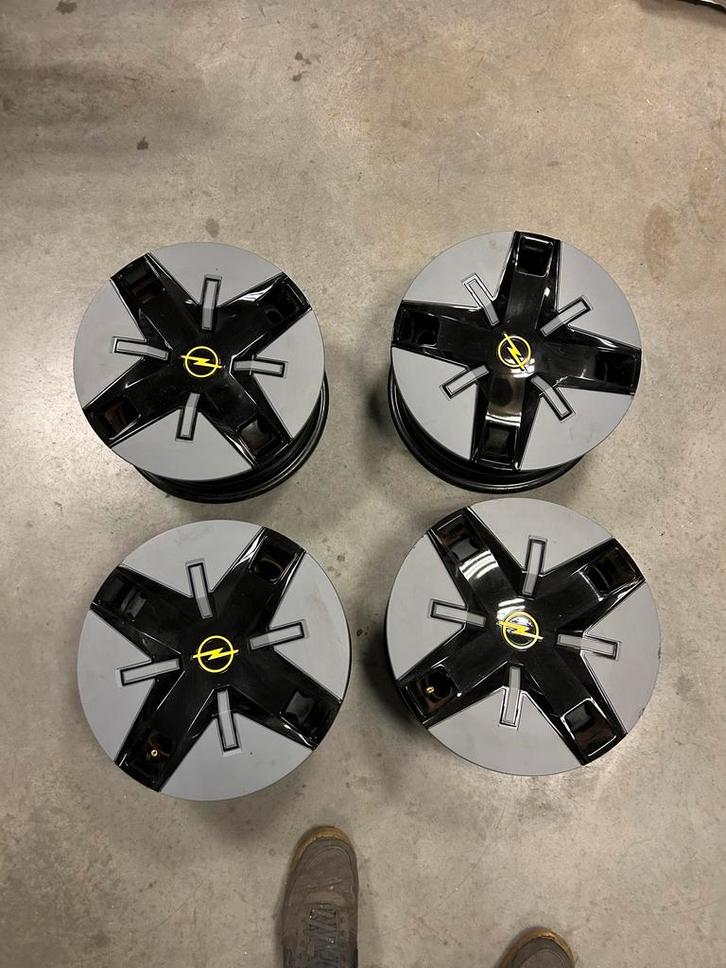 2 Sets Nieuwe Opel Rocks-E Velgen + Wieldoppen, Auto-onderdelen, Banden en Velgen, Velg(en), Zomerbanden, Nieuw, Ophalen