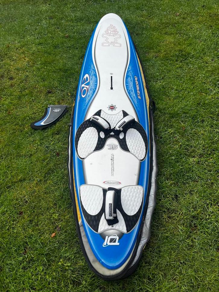 Starboard Evo 74L + vin + boardbag, Watersport en Boten, Windsurfen, Gebruikt, Plank, Minder dan 250 cm, Met vin(nen), Met draagtas