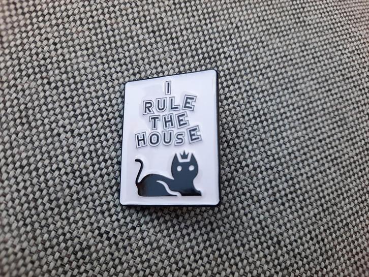 1 pin van een poes met de tekst - I rule the house - te koop, Verzamelen, Speldjes, Pins en Buttons, Nieuw, Speldje of Pin, Overige onderwerpen