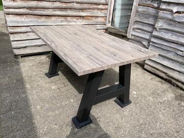 Mooie nette tafel beschikbaar voor biedingen