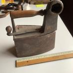 Oud ijzerenstrijkijzer werkt op kolen., Ophalen of Verzenden