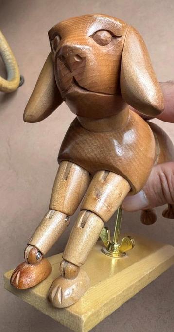 Leuke vintage houten hond met beweegbare poten en kop beschikbaar voor biedingen