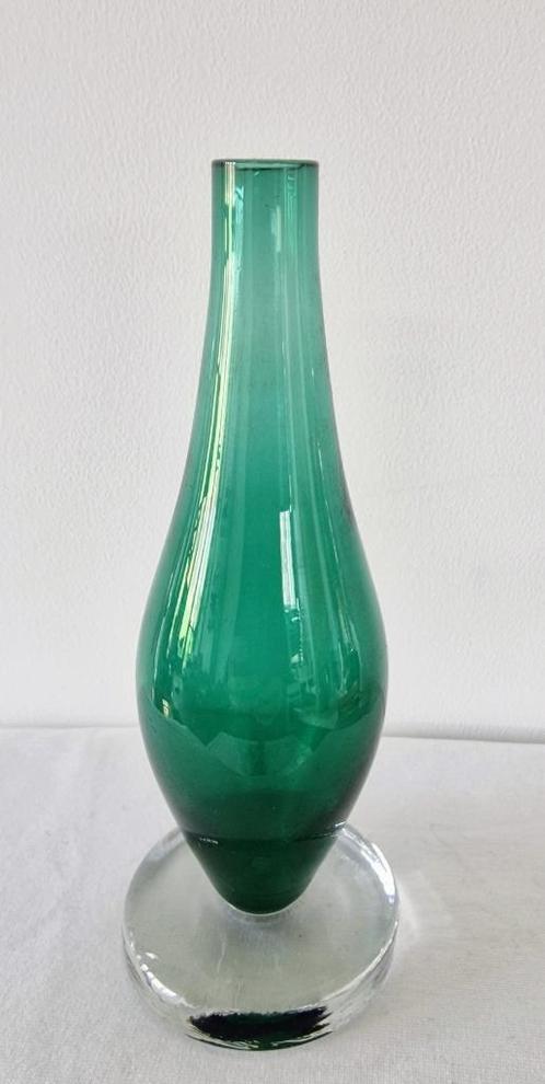 Vintage klein groen soliflore vaasje, Huis en Inrichting, Woonaccessoires | Vazen, Gebruikt, Groen, Minder dan 50 cm, Glas, Ophalen of Verzenden