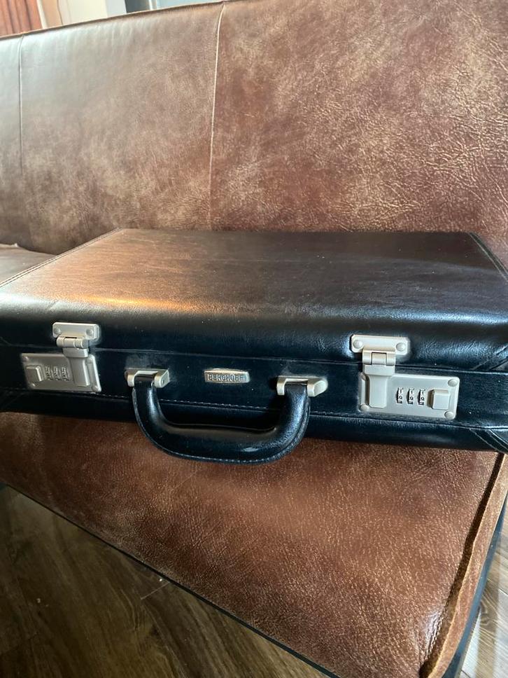 Zwarte leren attaché koffer, Sieraden, Tassen en Uiterlijk, Koffers, Gebruikt, Leer, Minder dan 35 cm, Slot, Ophalen of Verzenden