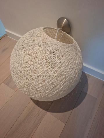 Ronde witte bol hanglamp van touw beschikbaar voor biedingen