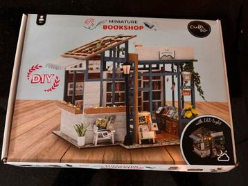 DIY miniature bookshop | 5 december | knutselen beschikbaar voor biedingen