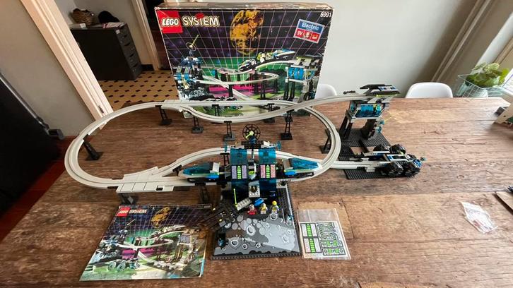 Lego 6991 Monorail Transport Base, met ongebruikt stickervel, Kinderen en Baby's, Speelgoed | Duplo en Lego, Gebruikt, Ophalen of Verzenden