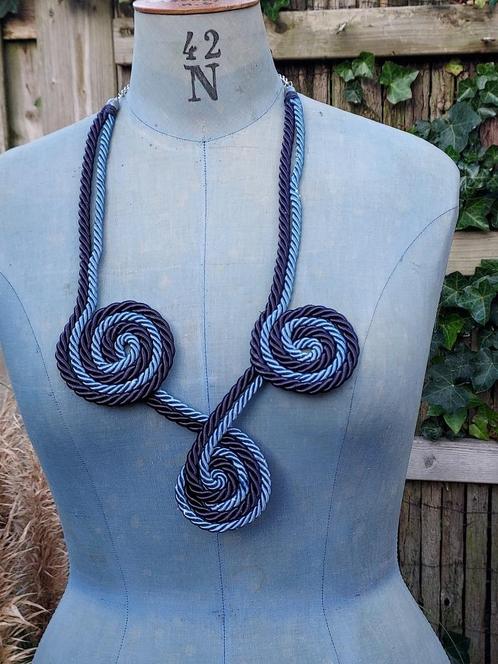 Unieke en bijzondere tweekleuren koord ketting, Sieraden, Tassen en Uiterlijk, Kettingen, Nieuw, Blauw, Verzenden