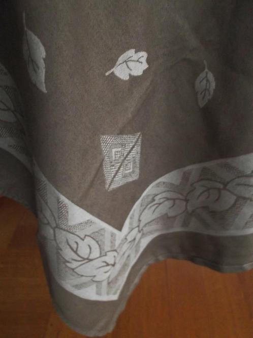 Een zgan taupe kleurig  2 kantig tafelkleed 230 x 150 cm, Huis en Inrichting, Tafelkleden, Zo goed als nieuw, Rechthoek, Binnen