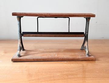 Oude vintage papierrolhouder beschikbaar voor biedingen