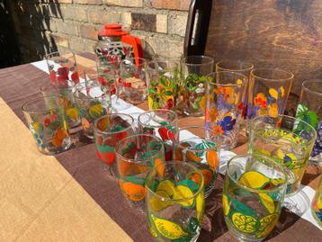 Diverse vintage drinkglazen wijnglazen bloemen fruit retro  beschikbaar voor biedingen
