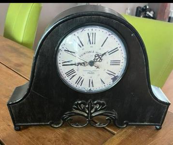 Brocante ogende perfect werkende Zwarte IJzeren Klok beschikbaar voor biedingen