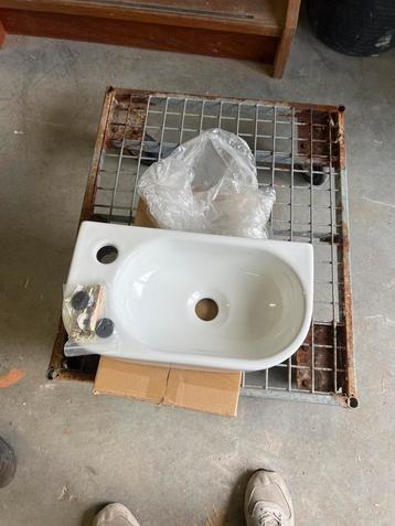 Fontein Keramiek Glanswit - Kraangat Links beschikbaar voor biedingen