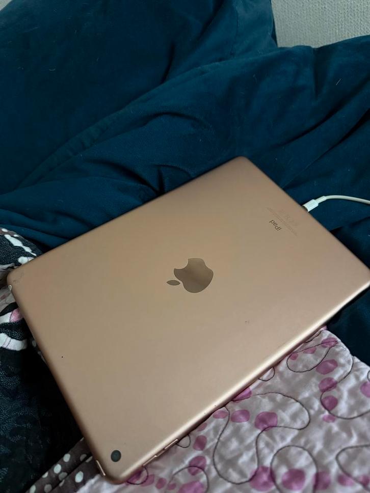 iPad 6e Gen (2018) Rosé + Keyboard Hoes, Computers en Software, Apple iPads, Gebruikt, Apple iPad, Wi-Fi, 9 inch, 32 GB, Rose Goud