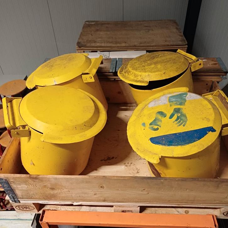 4 x ijzeren prullenbakken vuilnisbakken prullenbak, Huis en Inrichting, Woonaccessoires | Prullenbakken, Gebruikt, Minder dan 50 cm