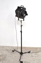 Vintage industriële vloerlamp spot theaterspot op statief, Huis en Inrichting, Lampen | Vloerlampen, Ophalen of Verzenden, Gebruikt