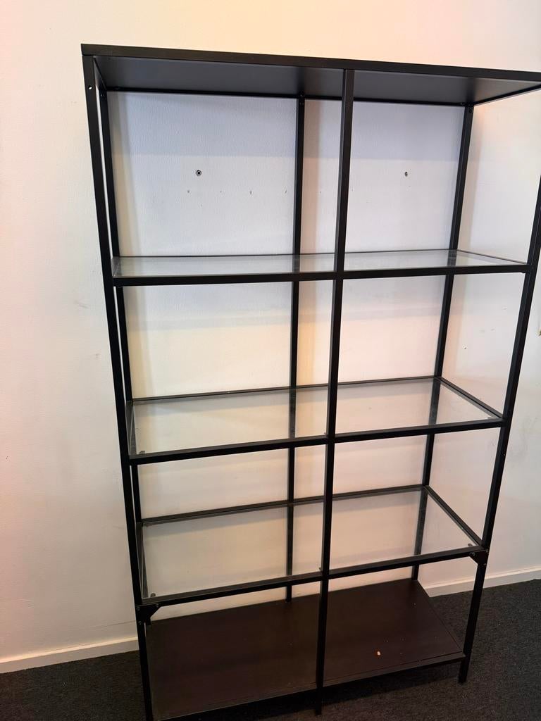 VITTSJÖ stellingkast met glazen planken, Huis en Inrichting, Kasten | Boekenkasten, Ophalen, Met plank(en), 50 tot 100 cm, 150 tot 200 cm