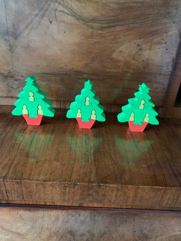 Drie houten kerstbomen als puzzel beschikbaar voor biedingen